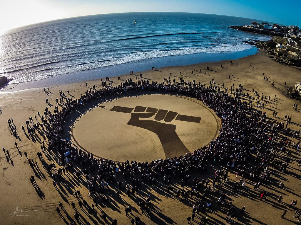 Beach art hommage Charlie Hebdo