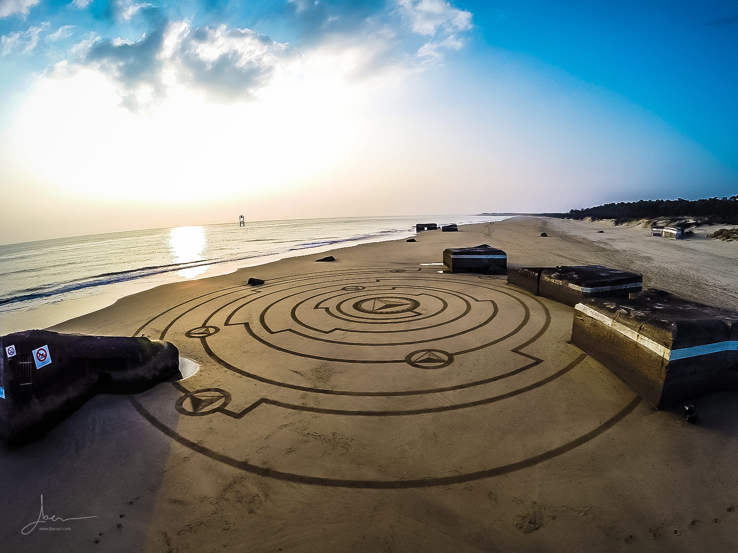Beach art pyramides encerclées