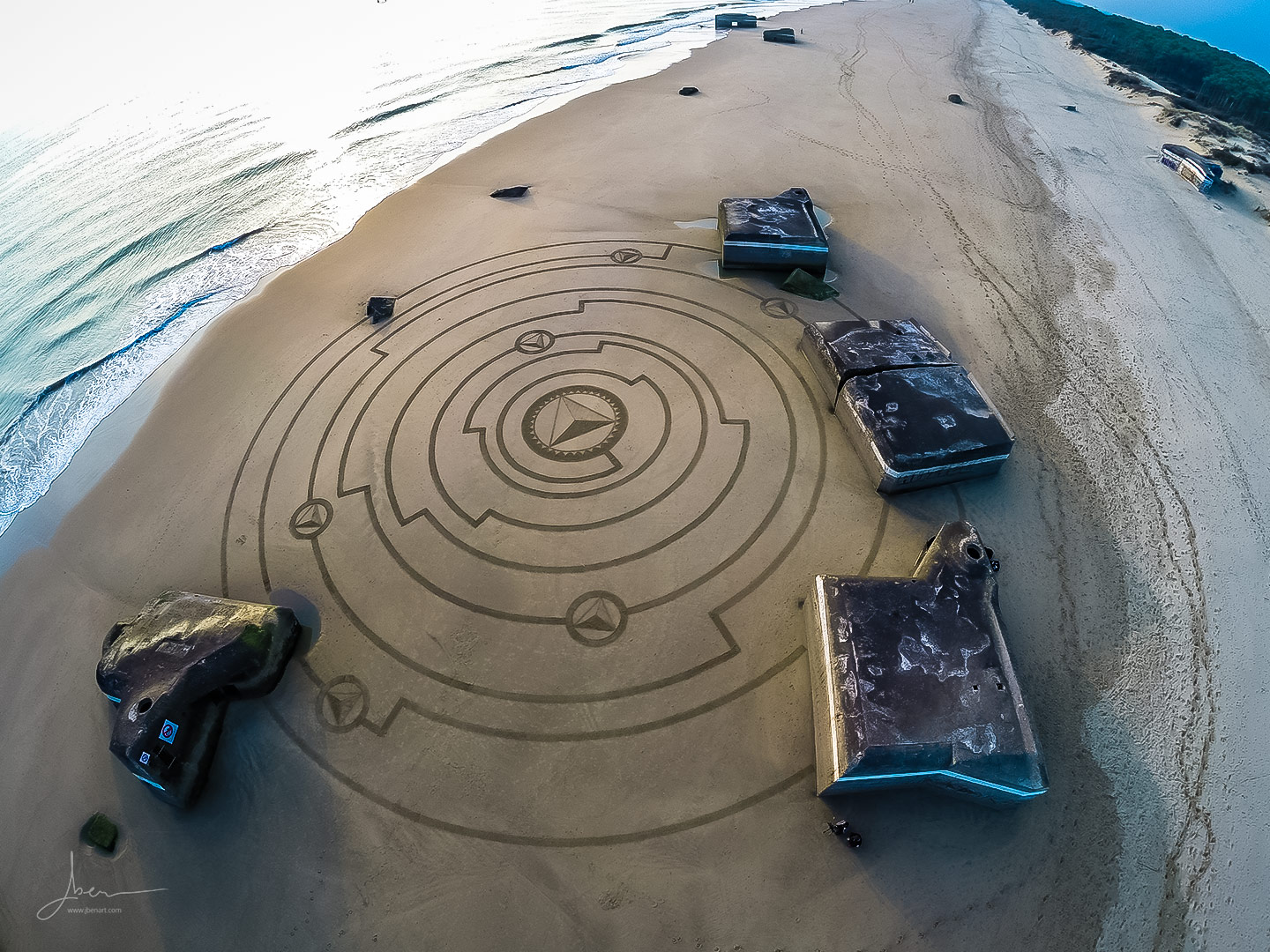 Beach art pyramides encerclées