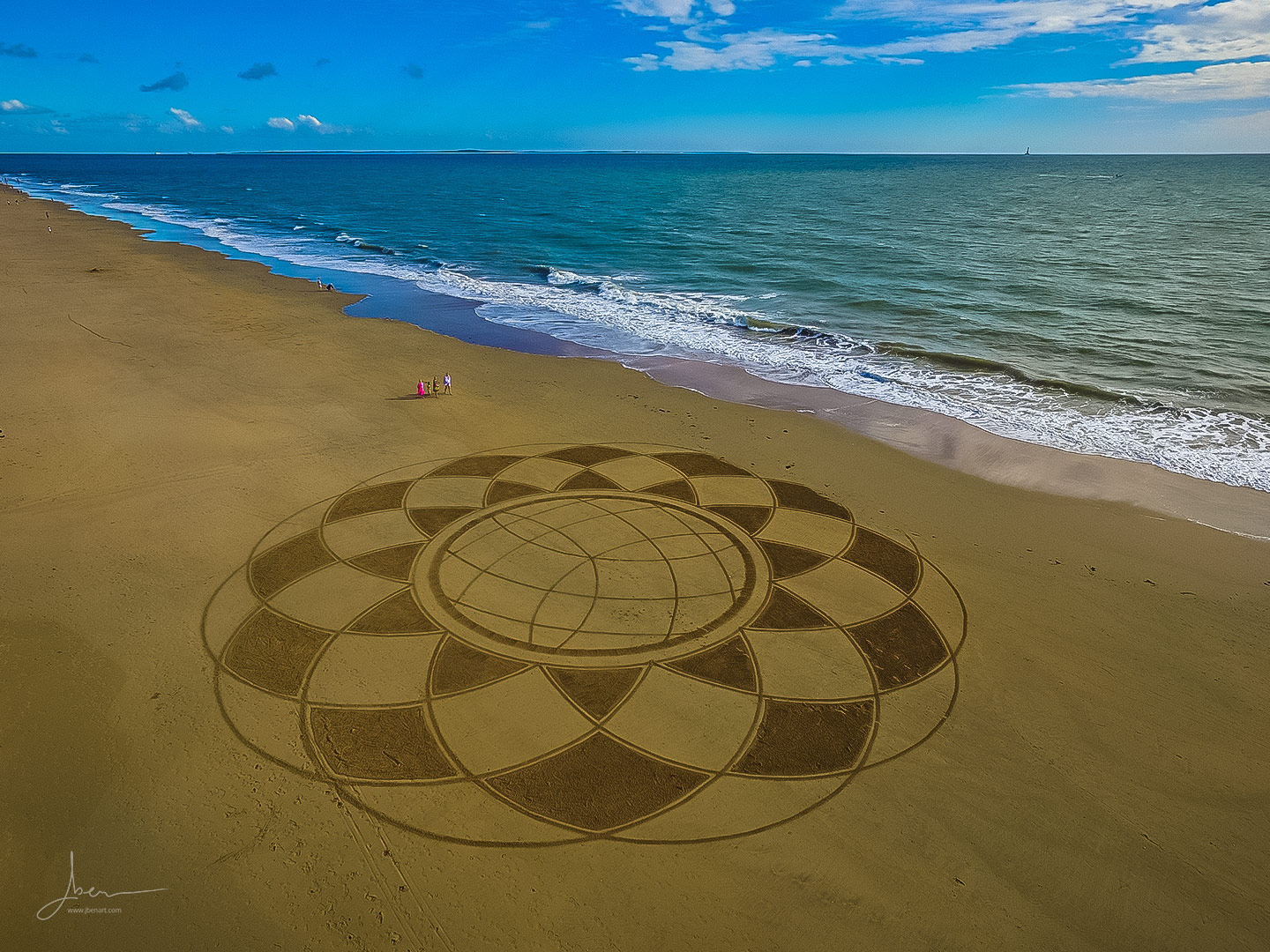 Beach art mandala rayonnant