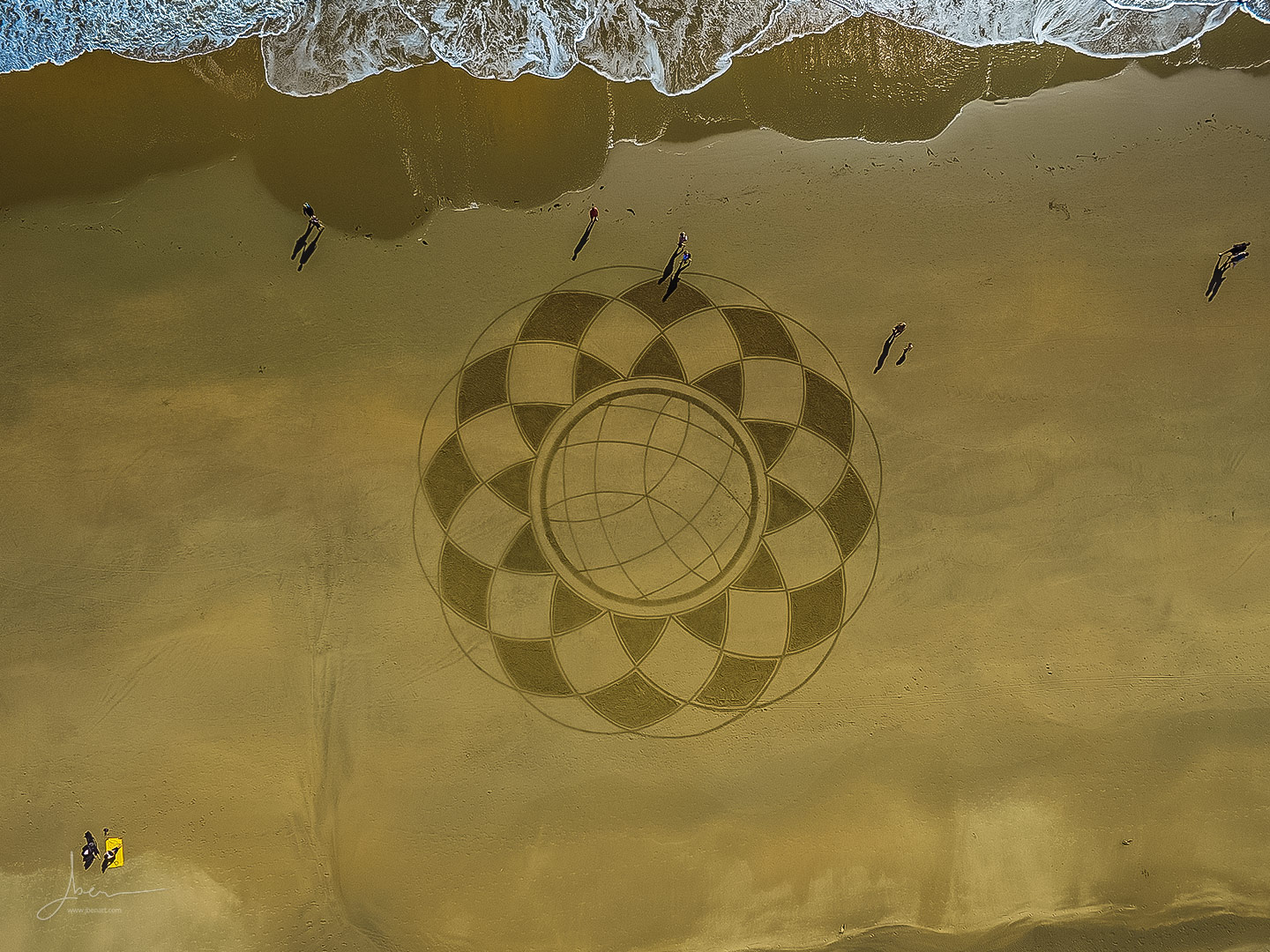 Beach art mandala rayonnant